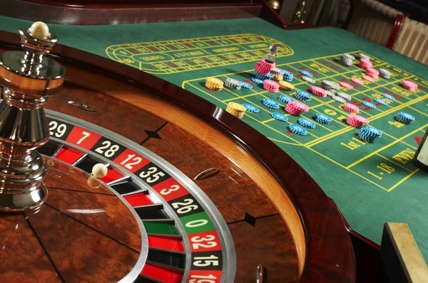 Play'n GO live blackjack table with HD studio broadcast and multilingual dealer